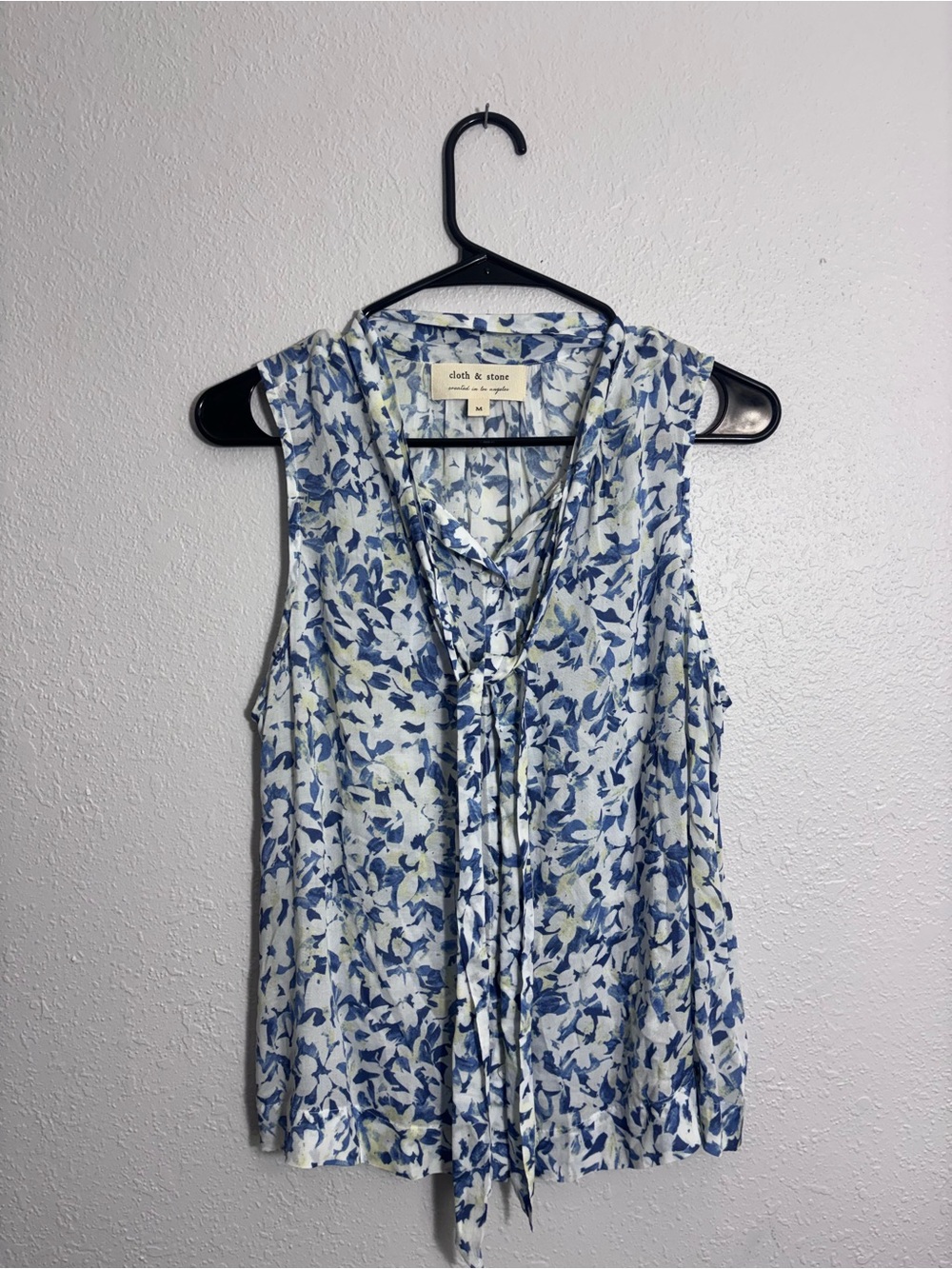 cloth & stone Blue and White Floral Tie-Neck Sleeveless Blouse